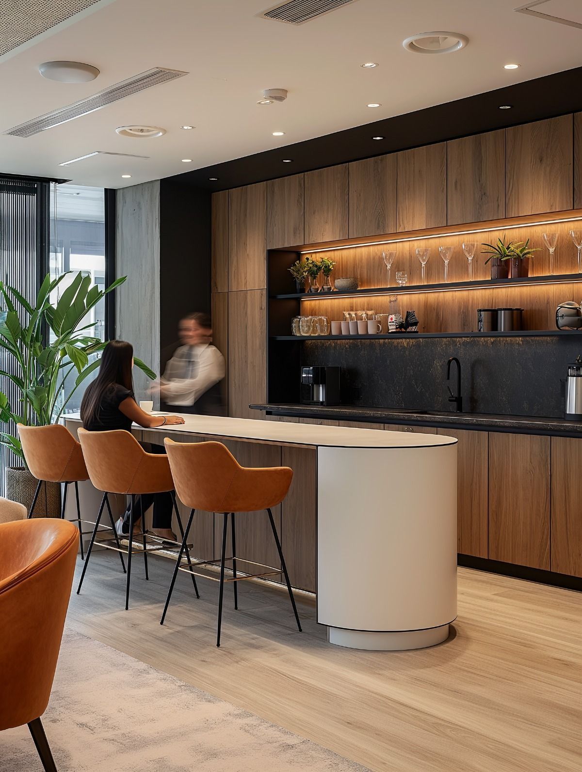 Workcafé : bar convivial en bois et assises terracotta